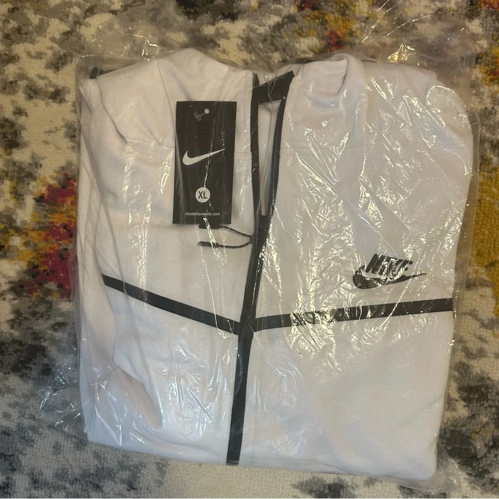 Nike Men’s White Windbreaker with Black Accents - Picture 1 of 1